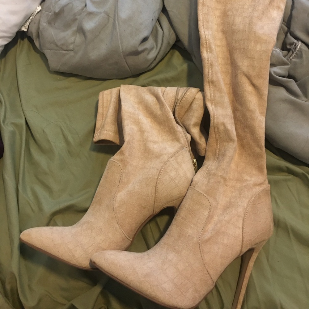Cute shoe dazzle boots, tan colored, never wore.